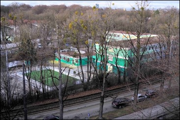 Containerschule mit Erweiterungbau und illegalem Fußballfeld