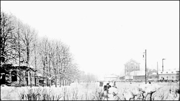 Eislaufplatz zwischen Gastwirtschaft Zum Tivoli, Eislaufplatz und Tivolimühle im Hintergrund 1895