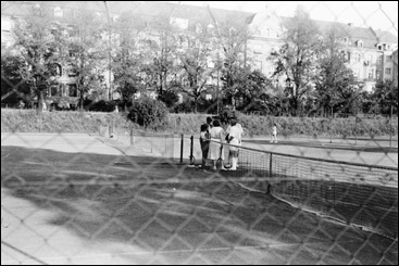 Felicitas Timpe (1923–2006) - Gruppenbild mit unbekannten Personen auf dem Tennisplatz gegenüber den Häusern an der Theodorparkstraße - 1951