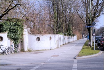 Tor in der Mauer an der Ecke Hirschauer und Tivolistraße