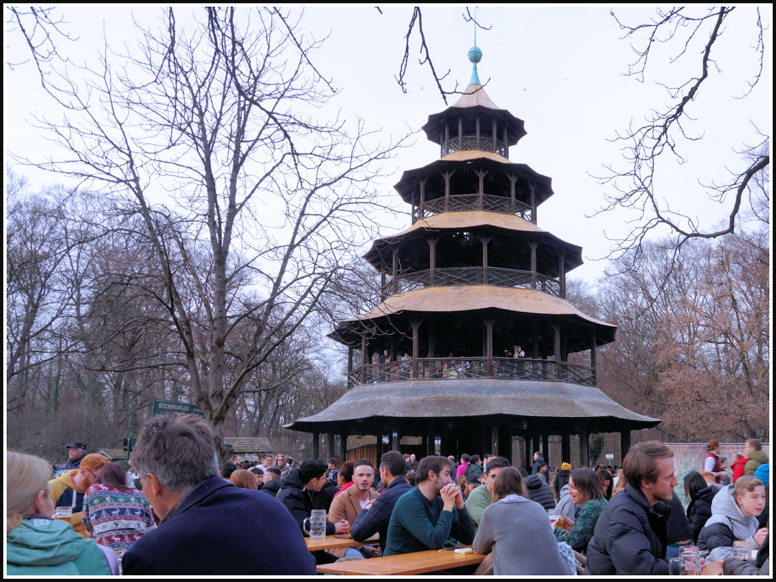 Biergarten am Chinesischen Turm im Münchner Englischen Garten an Sylvester 2022